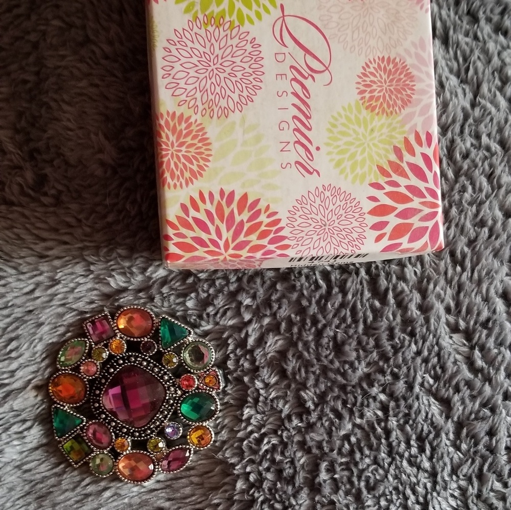 Decorative brooch